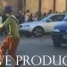 El mimo de Recoleta que se mete entre la gente y los coches