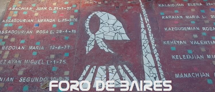 Las baldosas por la Memoria ocupan el suelo central de Plaza Inmigrantes de Armenia