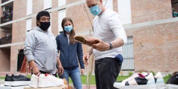Un emprendimiento de calzado que genera trabajo para los vecinos del barrio Playón de Chacarita