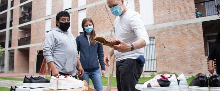 Un emprendimiento de calzado que genera trabajo para los vecinos del barrio Playón de Chacarita