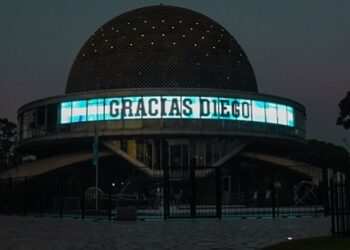 Monumentos y fachadas de edificios porteños se iluminaron en tributo al 10