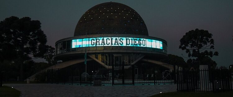 Monumentos y fachadas de edificios porteños se iluminaron en tributo al 10