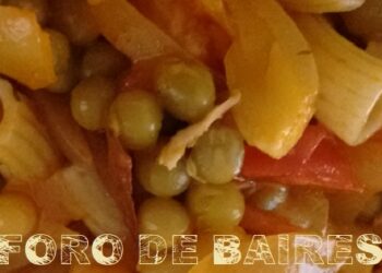 Los Fideos Coditos con salsa y arvejas