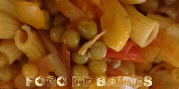 Los Fideos Coditos con salsa y arvejas