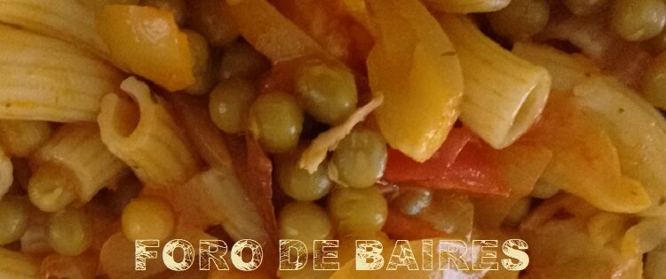 Los Fideos Coditos con salsa y arvejas