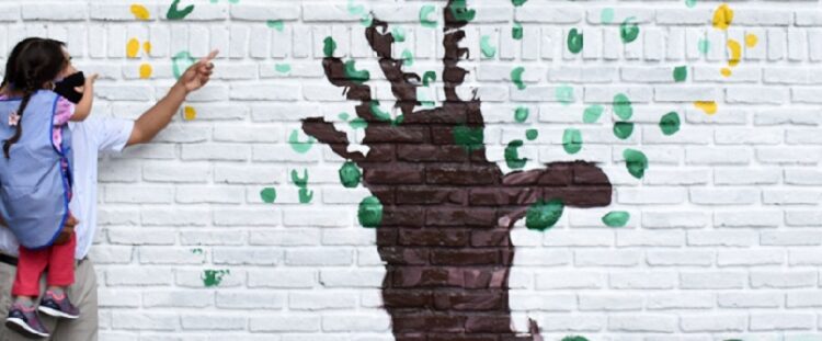 La Ciudad premió a la niña ganadora del concurso “Mi árbol, mi mural”