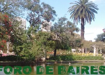 Las rosas y flores multicolores pintan la alfombra verde del Rosedal