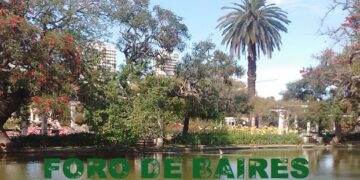 Las rosas y flores multicolores pintan la alfombra verde del Rosedal
