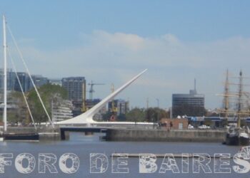 El Puente de la Mujer fue realizado en España y donado a Buenos Aires