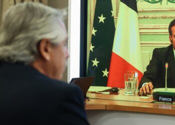El Presidente dialogó con su par de Francia Emmanuel Macron