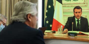 El Presidente dialogó con su par de Francia Emmanuel Macron
