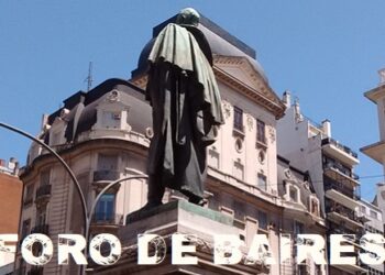 La Plazoleta «Regimiento Iº de Infantería Patricios» con el monumento principal a Cornelio Saavedra