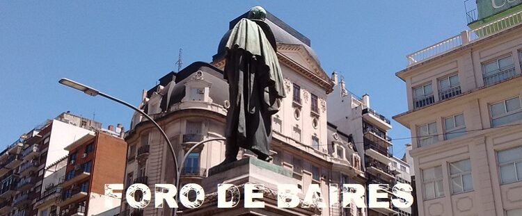 La Plazoleta «Regimiento Iº de Infantería Patricios» con el monumento principal a Cornelio Saavedra