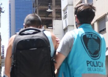 La Policía de la Ciudad detuvo a un hombre que vendía celulares inhabilitados en Balvanera