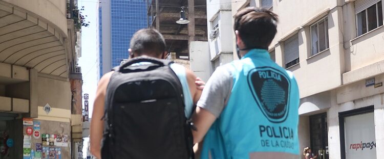 La Policía de la Ciudad detuvo a un hombre que vendía celulares inhabilitados en Balvanera