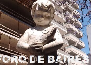 Querubín, la escultura del niño ángel que anida un pez