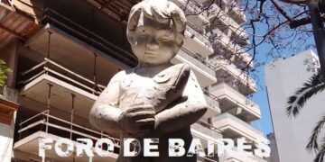 Querubín, la escultura del niño ángel que anida un pez