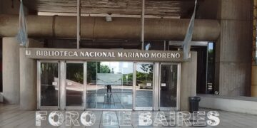 La Biblioteca Nacional Mariano Moreno de la República Argentina sobre la inmensa rampa gris