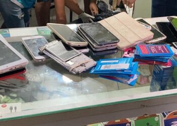 Inspecciones de celulares en Balvanera y Retiro: un local tapiado, cuatro detenidos y más de 400 equipos secuestrados