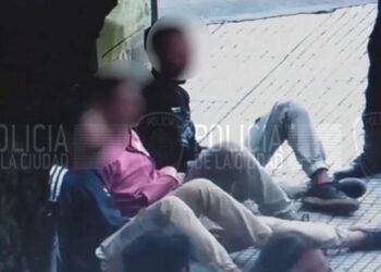 Tres menores detenidos por arrebato de celular en Once detectados por cámaras de seguridad