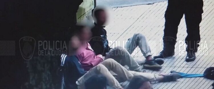 Tres menores detenidos por arrebato de celular en Once detectados por cámaras de seguridad