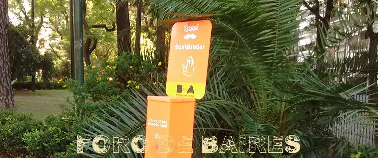 En varias plazas y parques de Palermo hay totems  dispensers de concientización COVID-19