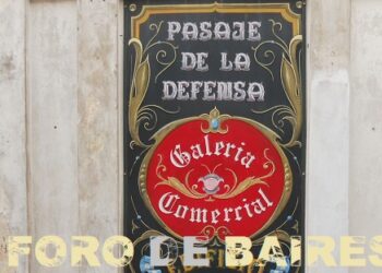 «El Pasaje de la Defensa» o «Galería de la Defensa» se abre entre conventillos y locales de ventas en San Telmo
