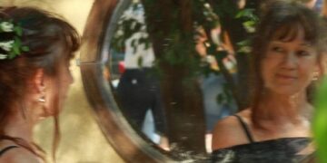 Entrevista a Eva Bruna, cantante ecléctica quien hoy presenta su disco titulado «Comecoco, tangos y otras yerbas»