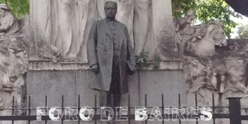 El monumento a Bernardo de Irigoyen fue un encargo al escultor Mariano Benlliure y Gil en el año 1911