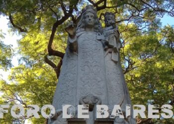 El monumento a Nuestra Señora del Carmen de Cuyo se erige sobre Plaza Chile