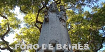 El monumento a Nuestra Señora del Carmen de Cuyo se erige sobre Plaza Chile