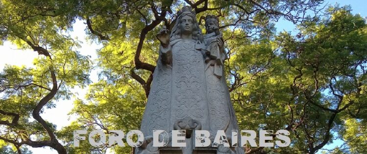 El monumento a Nuestra Señora del Carmen de Cuyo se erige sobre Plaza Chile