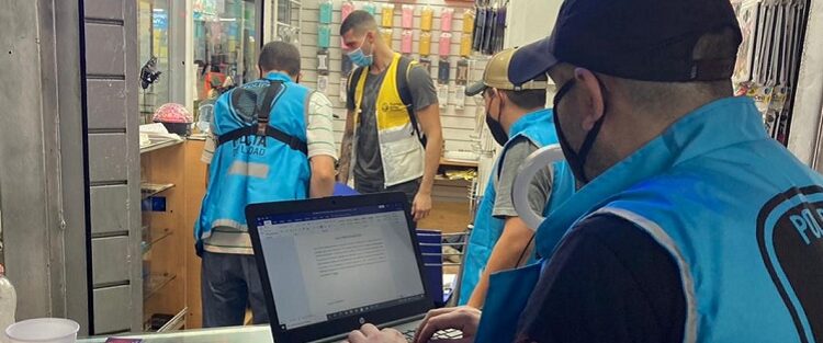 Seis clausuras en locales de Balvanera que alteraban y vendían celulares robados