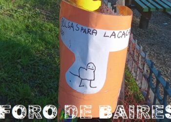 Sin bolsitas negras en las máquinas expendedoras, la crisis llegó a la plaza del barrio y alcanzó a los perros vecinos