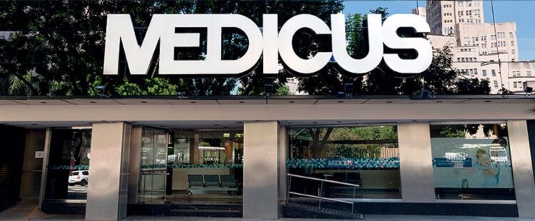 Ordenan suspender un aumento aplicado a la cuota del servicio de salud en razón de la edad
