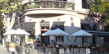 Los bares abren más temprano y los vecinos no se resisten a la visita prematura