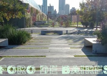 ¿Por qué los parques y plazas tienen tanto cemento en Capital?