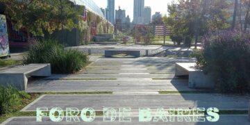 ¿Por qué los parques y plazas tienen tanto cemento en Capital?
