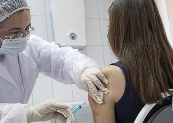 COVID-19: Ordenan no imponer la presencialidad del personal de salud que solo cuenta con una dosis de la vacuna