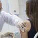 COVID-19: Ordenan no imponer la presencialidad del personal de salud que solo cuenta con una dosis de la vacuna