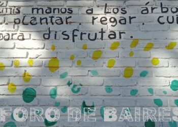 Un mural en Parque Las Heras dice: «Brindo mis manos a los arboles de mi Ciudad…»