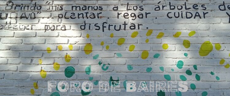 Un mural en Parque Las Heras dice: «Brindo mis manos a los arboles de mi Ciudad…»