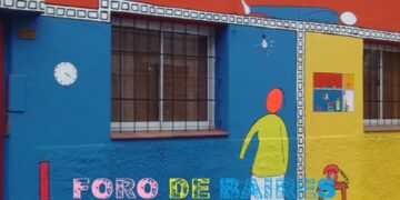 Al este de la Plazoleta Julio Cortázar se halla el Pasaje Russel
