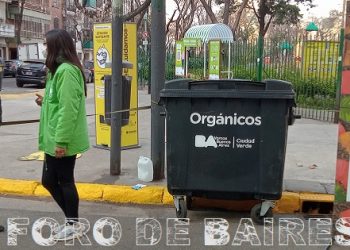 Ahora las ferias itinerantes ofrecen un contenedor negro para que los vecinos lleven sus residuos orgánicos