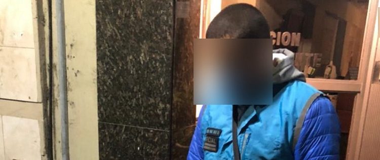 Un hombre fue detenido en Recoleta por intentar robar una batería y pertenencias de una camioneta