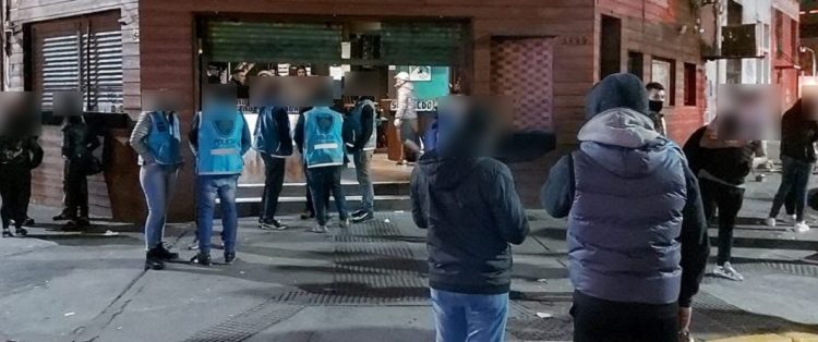 Clausuran dos bares en Palermo con exceso de personas y desbaratan fiesta clandestina en Caballito con más de 60 invitados
