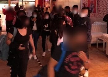 Desbaratan dos fiestas clandestinas con más de 200 personas en bares de Palermo y Liniers