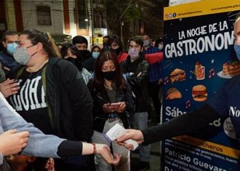 Miles de vecinos asistieron a la cuarta edición de «La Noche de la Gastronomía» en la Ciudad y el interior del país