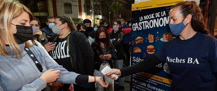 Miles de vecinos asistieron a la cuarta edición de «La Noche de la Gastronomía» en la Ciudad y el interior del país