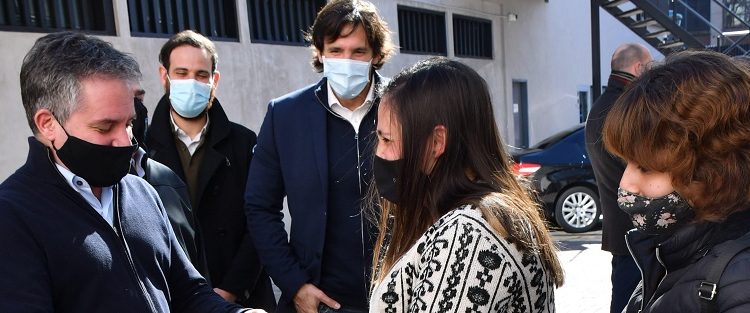 D’Alessandro encabezó nueva entrega de celulares recuperados del delito a sus legítimos dueños